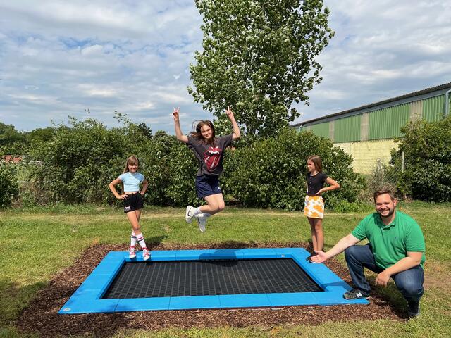 “Mit dem neuen Bodentrampolin für die Gattendorfer Kinder, wurde ein neues Highlight am Kinderspielplatz, geschaffen. Wir wünschen den Kids viel Spaß mit dem neuen Spielgerät”, freut sich der Bürgermeister. | Foto: Gemeinde Gattendorf