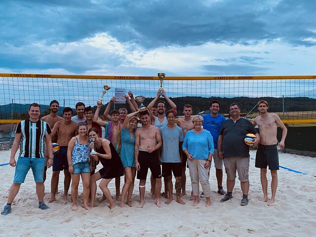 Bundesrat Florian Krumböck, VizeBGM Erika Zeh, JVP-Obmann Alexander Zeh und Stellvertreterin Romana Gunacker sowie die Mitglieder der drei erstplatzierten Teams | Foto: JVP Pyhra-Wald