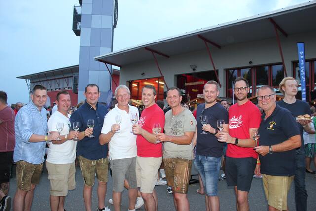 Kommandant Marc Pacher (5. v.l.)und sein Stellvertreter Gilbert Sandner (2. v.r.) mit den Spitzen des Bereichsfeuerwehrkommandos, dem Abschnittsfeuerwehrkommandanten und den Kommandanten der Feuerwehren Thondorf, Mellach und Übelbach.