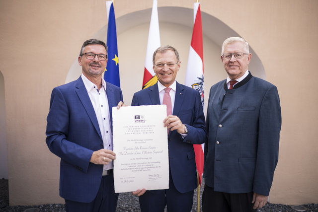 Von links: Roland Pichler, Bürgermeister von Engelhartszell, Landeshauptmann Thomas Stelzer und Friedrich Bernhofer, Obmann "Kultur &amp; Tourismus" Engelhartszell bei der Urkundenüberreichung.  | Foto: Land OÖ/Max Mayrhofer