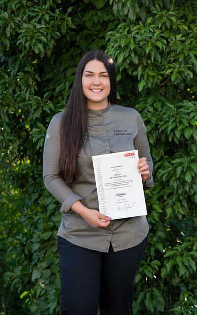 Verena Heidmaier ist stolz auf ihre Auszeichnung zur Konditormeisterin. | Foto: Alina Ernst