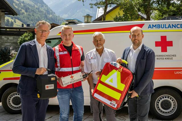 Johannes Hörl (GROHAG-Vorstand), Benjamin Huber (First Responder), Anton Voithofer (Bezirksrettungskommandant) und Hannes Schernthaner (Bürgermeister Fusch) | Foto: Rotes Kreuz Salzburg/ Nikolaus Faistauer