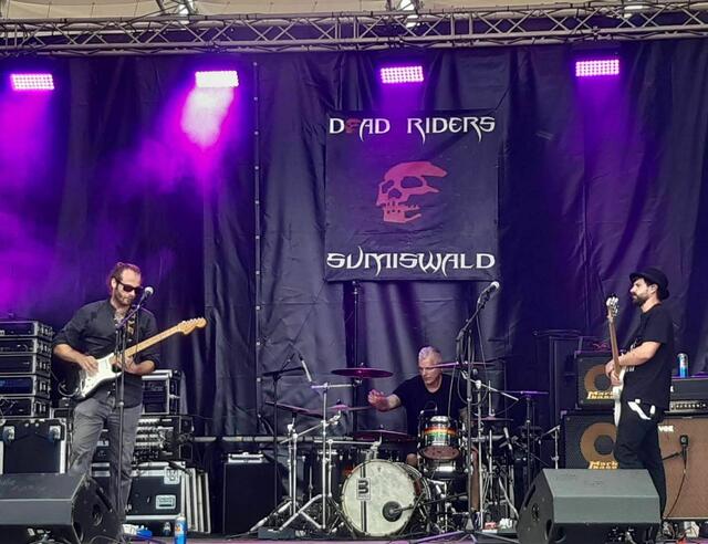 Das Schweizer Megaspektakel ging mit der Rockband "Los Sharkos" über die Bühne. | Foto: Los Sharkos