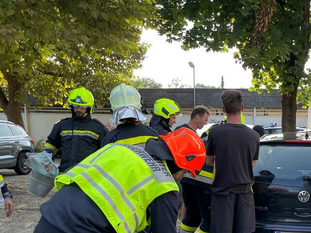 Die Kameradinnen und Kameraden der FF Stainz konnten das Kind aus dem Auto retten. | Foto: BId.F. Martin Fürnschuß