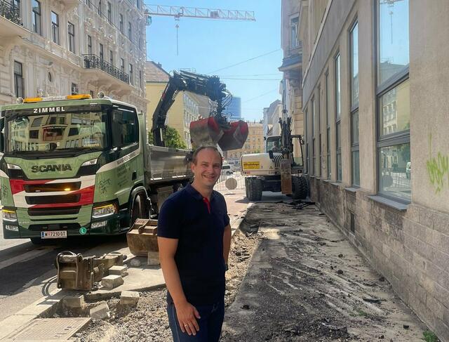 Der Umbau der Kleinen Sperlgasse hat begonnen. Vor Ort machte sich der stellvertretende Bezirksvorsteher Christoph Zich (SPÖ) ein Bild vom Fortschritt der Bauarbeiten.  | Foto: BV2