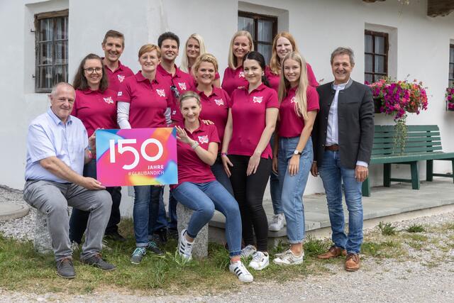 Sparkasse-VDir. Bernhard Plattner und VDir. Helmut Rainer freuten sich mit einem starken Team über das gelungene Fest im Fischergut.