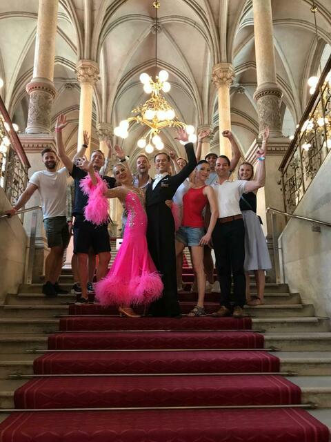 Martina und Toni mit dem Fanclub auf der Feststiege im Rathaus | Foto: Klemens Jahrmann