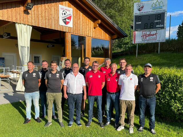 Die Vorstände der beiden Vereine FC Andorf und Union Sigharting. Künftig wird die bestehende Infrastruktur beider Klubs gemeinsam genutzt. | Foto: SPG Andorf/Sigharting