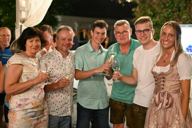 Zum Anstoßen war die erfolgreiche Ausrichtung des Festes nach langer Corona-bedingter Pause. | Foto: LJ Söchau