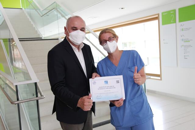 Prim. Univ.-Doz. Dr. Johann Pidlich, Ärztlicher Direktor gratuliert Prim.a Priv.-Doz. Dr. med. Anette C. Severing, EDAIC, EDIC zum Europäischen Intensivdiplom.
 | Foto: NÖ LGA – Landesklinikum Baden-Mödling