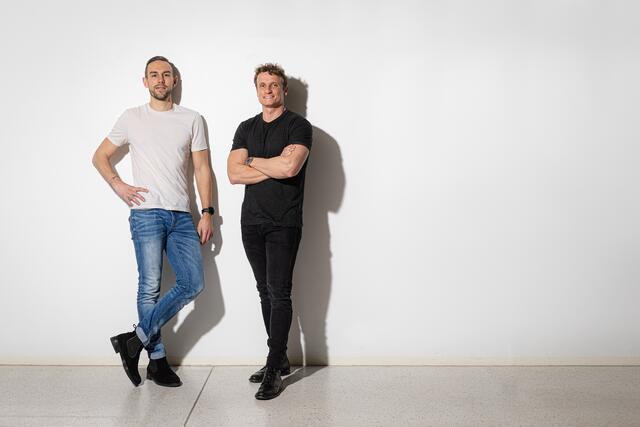 Tobias Lehner (links) und Michael Bartensteiner haben zusammen "Aer" gegründet und Plastikmüll den Kampf angesagt.  | Foto: Aer