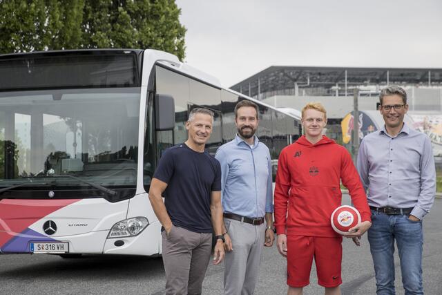 Stephan Reiter, Stefan Schnöll, Nicolas Seiwald und Johannes Gfrerer freuen sich über die fortgesetzte Zusammenarbeit. | Foto: Salzburger Verkehrsverbund / Neumayr