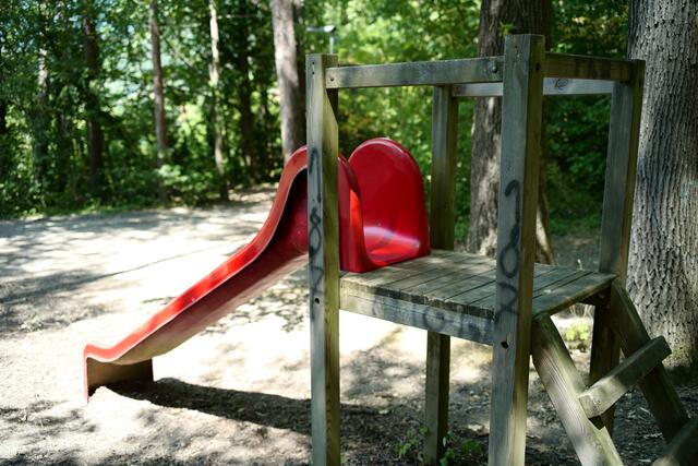 Die Holzsteher bei der Rutsche wurden beschmiert.