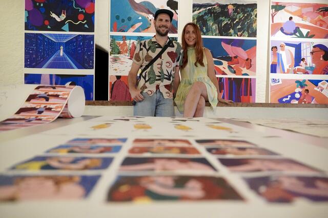 Die Filmregisseurin für Animationsfilme und Illustratorin, Kathrin Steinbacher, stellt derzeit im Schloss Goldegg aus. Im Bild zu sehen ist sie mit ihrem Ehemann Bertram Tinhof. | Foto: Julia Hettegger
