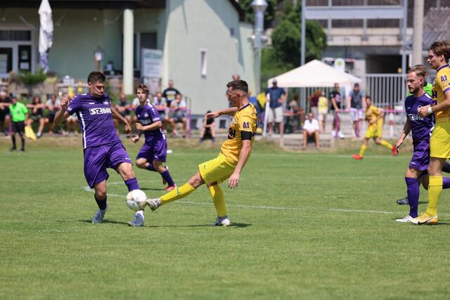 Aufstieg auf Raten: Admira-Kapitän Max Schobesberger (violettes Trikot) musste mit seiner Elf in die Verlängerung. | Foto: Reischl