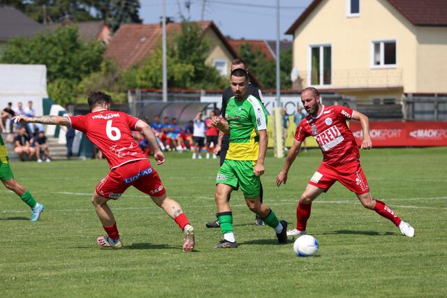 Schwere Beine: Trotz vorangegangenem Trainingslager siegte Landesligist Donau Linz (rotes Trikot) gegen Ligakonkurrent HAKA Traun mit 2:1. | Foto: Reischl