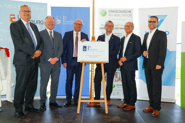 Gottfried Koos, Wolfgang Sperl, Gustav Fischmeister, Manfred Webersberger, Christian Stöckl und Reinhard Baumgartinger bei der feierlichen Übergabe der Lehrkrankenhaus-Tafel an das Rehabilitationszentrum St. Veit | Foto: VAMED/Schiel
