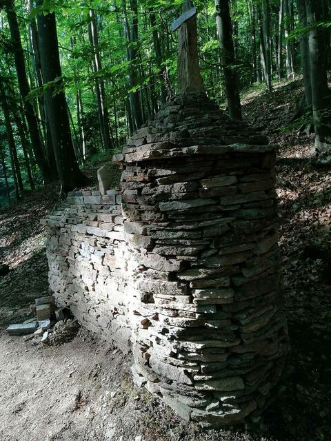 So sieht das kleine Kircherl aus, das sich im Wald in Bad Gams befindet. | Foto: Renate Rainer/Facebook
