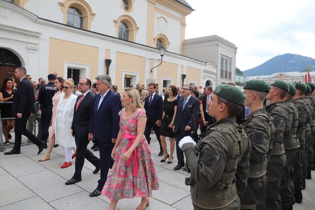 Auch viele Mitglieder der Bundesregierung waren auf den Residenzplatz gekommen.  | Foto: Wolfgang Riedlsperger