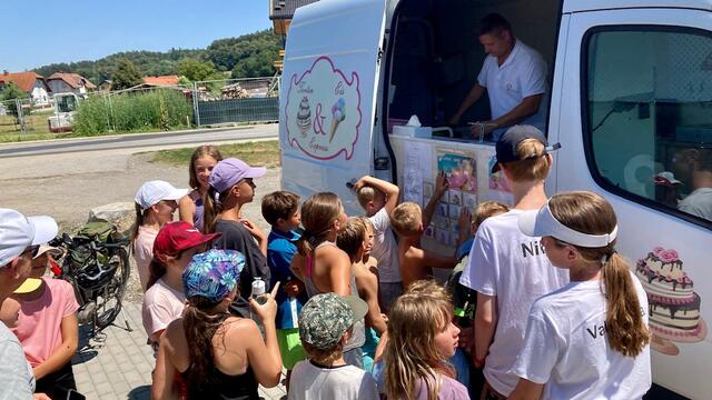 Fünfzig Kinder, in absolut bester Betreuung, die alle mit großer Freude teilgenommen hatten, konnten zum Ferienstart ihrer Freude freien Lauf lassen.