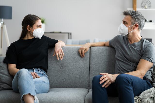 Wenn mehrere Haushalte zusammenkommen, gilt die FFP2-Maskenpflicht während der Verkehrsbeschränkung laut Verordnungsentwurf auch im privaten Wohnraum. | Foto: AndreyPopov/panthermedia