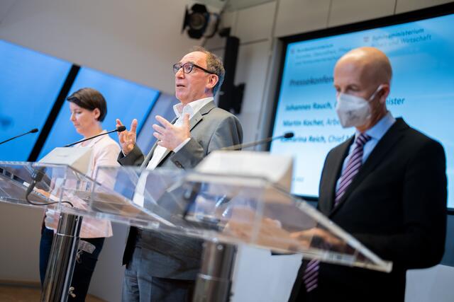 Gesundheitsminister Johannes Rauch (Grüne/Mitte), Chief Medical Officer Katharina Reich  (links) und ÖVP-Arbeitsminister Martin Kocher gaben am Dienstag, 26. Juli 2022, weitgehende Corona-Lockerungen bekannt.  | Foto: APA/GEORG HOCHMUTH