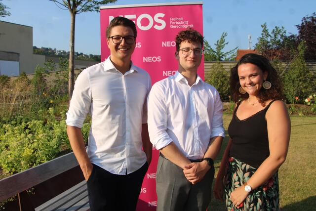 Martin Reith (m.) wurde als Gemeindesprecher der NEOS Ortsgruppe in Weiz vorgestellt. Hier im Bild mit Klubobmannn Niko Swatek und Lena Pirzl (Community Management). | Foto: RegionalMedien Steiermark/Hofmüller