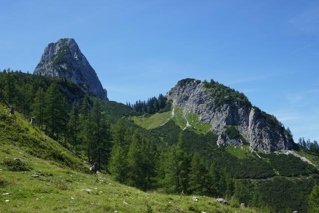 Links der mächtige Zacken des Großen, rechts der vergleichsweise bescheidene Felsen des Kleinen Traunstein.  | Foto: Thomas Neuhold