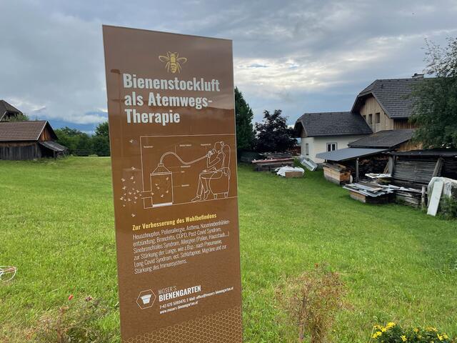 Bienenstockluft zum Atmen: Auf einem Schild ist kurz erklärt, wie es funktioniert. | Foto: Johanna Grießer