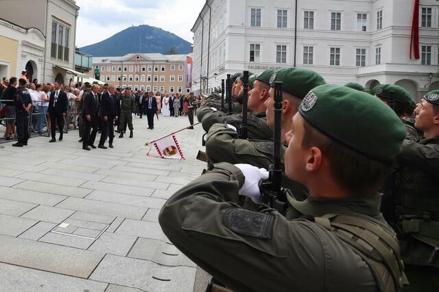 Landeshauptman Wilfried Haslauer und Bundespräsident Alexander Van der Bellen beim Festakt am Residenzplatz. | Foto: Wolfgang Riedlsperger