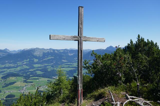 Am Gipfel des Kleinen Traunstein - Blick in die Salzkammergutberge.  | Foto: Thomas Neuhold