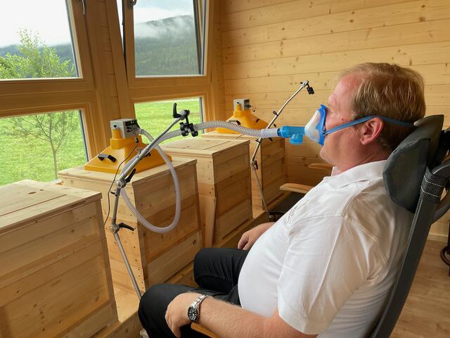 Während der Sitzung atmet man 56 Inhaltsstoffe wie Wachs, Propolis, Blütenpollen, Bienengift und Honig ein, die bei Allergien helfen und die Lunge stärken sollen. | Foto: Johanna Grießer