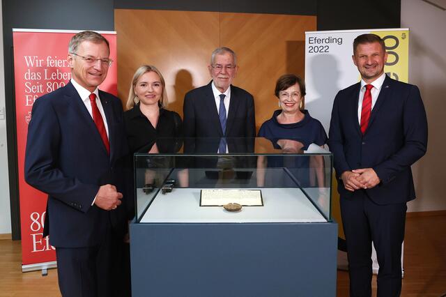 Alexander Van der Bellen (m.) höchstpersönlich überbrachte seine Glückwünsche zum 800-Jahr-Jubiläum. | Foto: Andreas Maringer