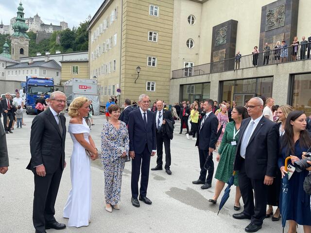 Gute Miene zum bösen Spiel: Landeshauptmann Haslauer und Bundespräsident Van der Bellen wurden vor dem Festspielhaus Salzburg bei der Eröffnung der Festspiele wüst beschimpft. | Foto: Julia Hettegger