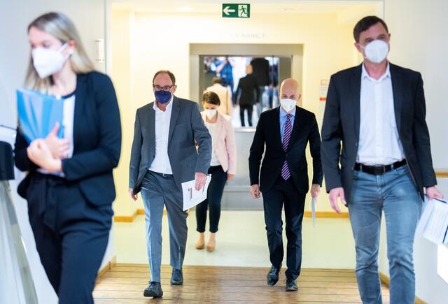 Die Minister auf dem Weg zur Pressekonferenz. | Foto: APA/GEORG HOCHMUTH