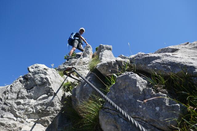 Der Gipfelanstieg auf den Kleinen Traunstein wird durch ein stabiles Drahtseil erleichtert.  | Foto: Thomas Neuhold