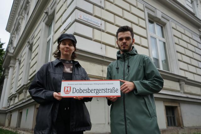 Alina Ratzenböck und Tomislav Pilipović mit einer Alternative zur Dinghoferstraße. | Foto: Grüne Jugend Linz