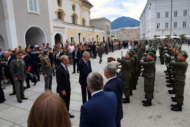 Landeshauptman Wilfried Haslauer und Bundespräsident Alexander Van der Bellen beim Festakt am Residenzplatz. | Foto: Wolfgang Riedlsperger