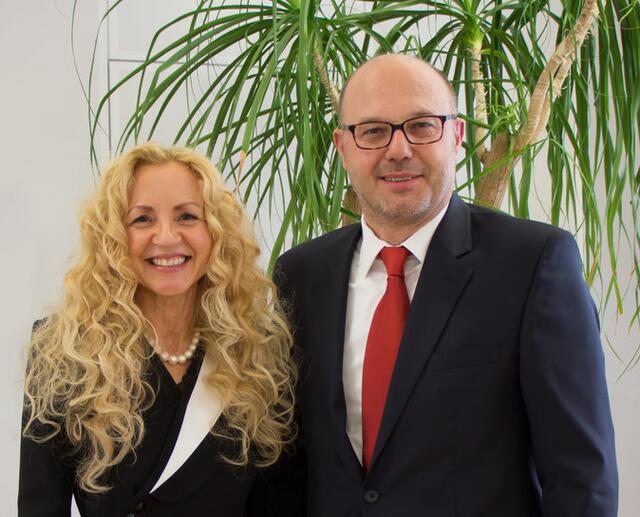 Sorgt sich: Josef Harb (hier mit der Generaldirektorin Andrea Hirschenberger) | Foto: STGKK/Wrann