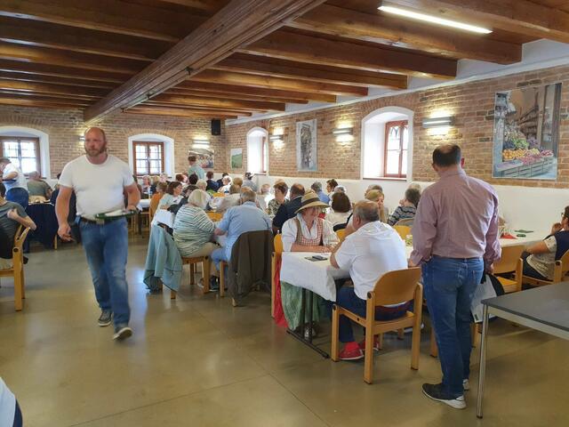 Die zahlreichen Besucherinnen und Besucher genossen die schmackhaften italienischen Nudelspezialitäten und Pizzen.  | Foto: ÖAAB Meggenhofen