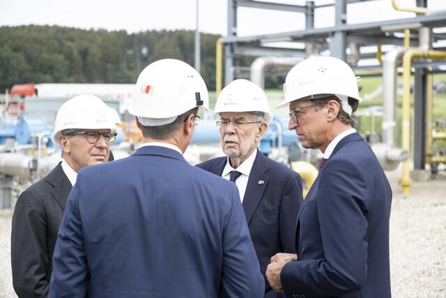 Bundespräsident Alexander Van der Bellen und Landeshauptmann Wilfried Haslauer besuchten den  Gasspeicher Haidach 5 der RAG im Flachgau. Im Bild von links: Landeshauptmann Wilfried Haslauer, RAG CEO Markus Mitteregger, Bundespräsident Alexander van der Bellen und der Generaldirektor der Salzburg AG, Leonhard Schitter. | Foto: Salzburg AG/Andreas Kolarik