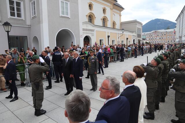 Landeshauptman Wilfried Haslauer und Bundespräsident Alexander Van der Bellen beim Festakt am Residenzplatz. | Foto: Wolfgang Riedlsperger