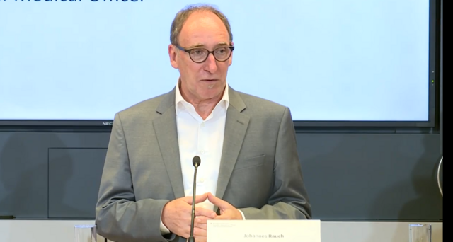 Am Dienstagnachmittag präsentierte Gesundheitsminister Johannes Rauch (Grüne) gemeinsam mit Arbeitsminister Martin Kocher und GECKO-Chefin Katharina Reich den neuen Corona-Fahrplan. | Foto: Screenshot