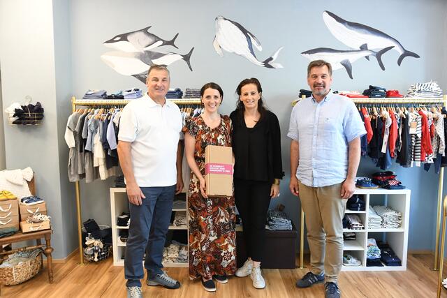 Foto (v.l.) Stadtrat Engelbrechtsmüller Peter, Martina Buchinger, Geschäftsinhaberin Monika Buchinger und Bürgermeister Werner Krammer | Foto: Stadt WY