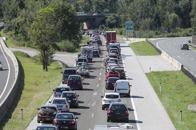 Am Wochenende ist wieder mit einem höheren Verkehrsaufkommen auf der A10 zu rechnen.  | Foto: Franz Neumayr