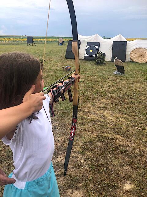 Mitten ins Schwarze wie Robin Hood: Auch der Umgang mit Pfeil und Bogen stand am Ferienspiel-Programm. | Foto: Stadtgemeinde Fischamend