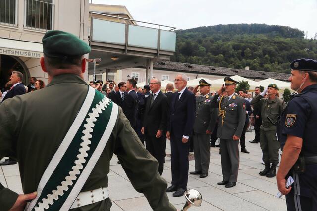 Landeshauptman Wilfried Haslauer und Bundespräsident Alexander Van der Bellen beim Festakt am Residenzplatz. | Foto: Wolfgang Riedlsperger
