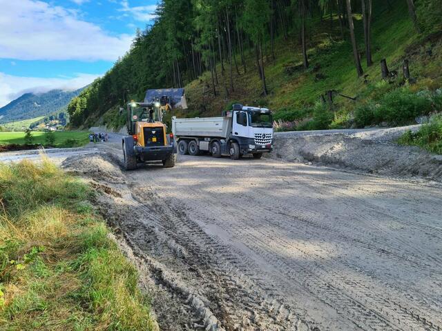 Auf der Staatsstraße auf den Reschenpass ist der Landesstraßendienst seit gestern im Einsatz, um die Straße von Geröll und Schlamm zu befreien. | Foto: LPA/Landesstraßendienst