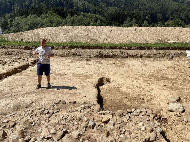 „Bei dieser Fläche reden wir von einer keltischen Stadt, auf die wir hier gestoßen sind.“ sagt Stefan Pircher. | Foto: Selina Dürnle