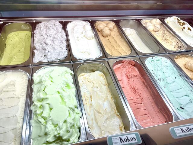 Neben den Klassikern sind die Eissorten Buttermilch, goldene Milch oder auch Milchreis in der "Drogerie" - der beliebteste Eissalon in der Steiermark - Verkaufsschlager. | Foto: Julia Gerold